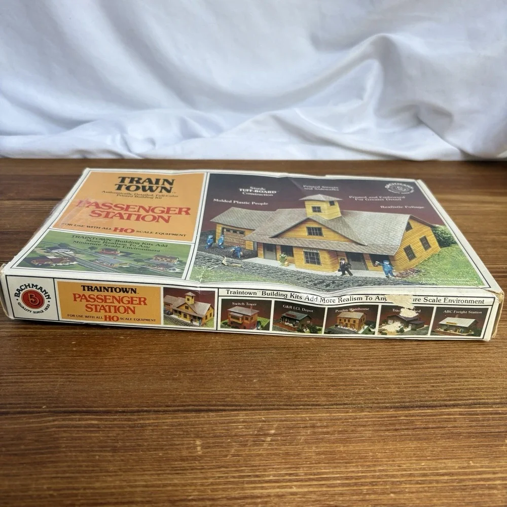 Bachmann Train Town HO Scale Passenger Station Model Kit 47-1506 Complete Box